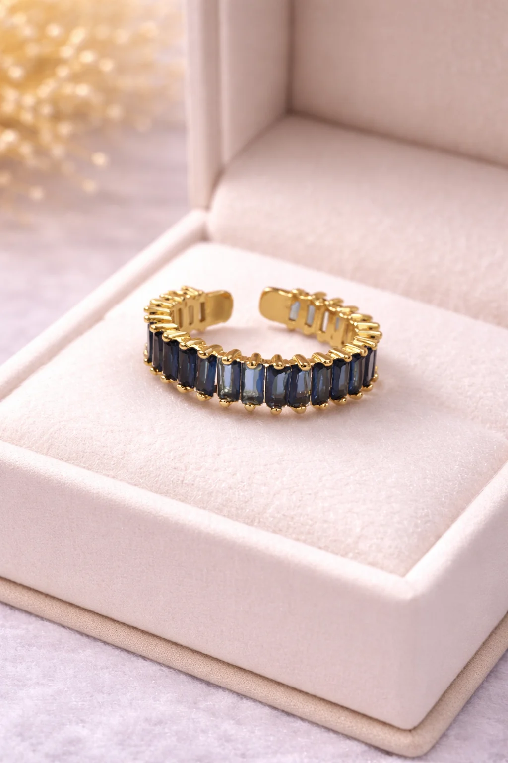 Anillo Azuria azul en escaparate de joyería