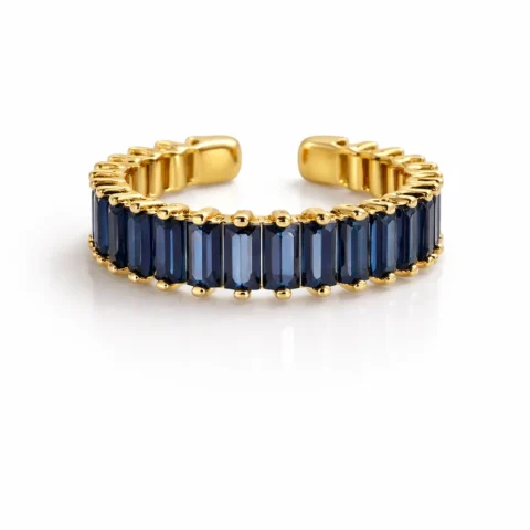 Anillo Azuria azul con piedras baguette sobre fondo blanco