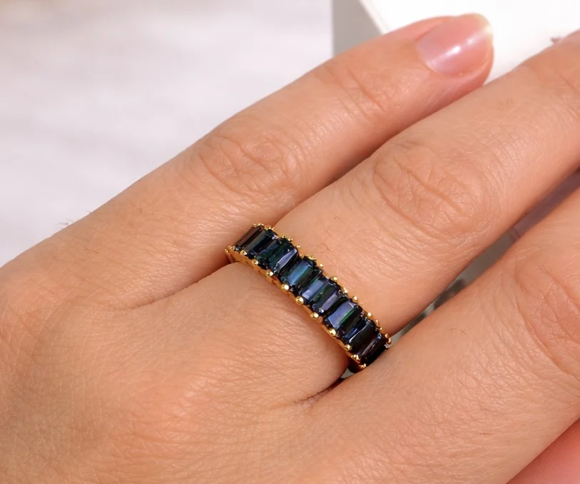 Anillo Azuria azul baguette puesto en mano