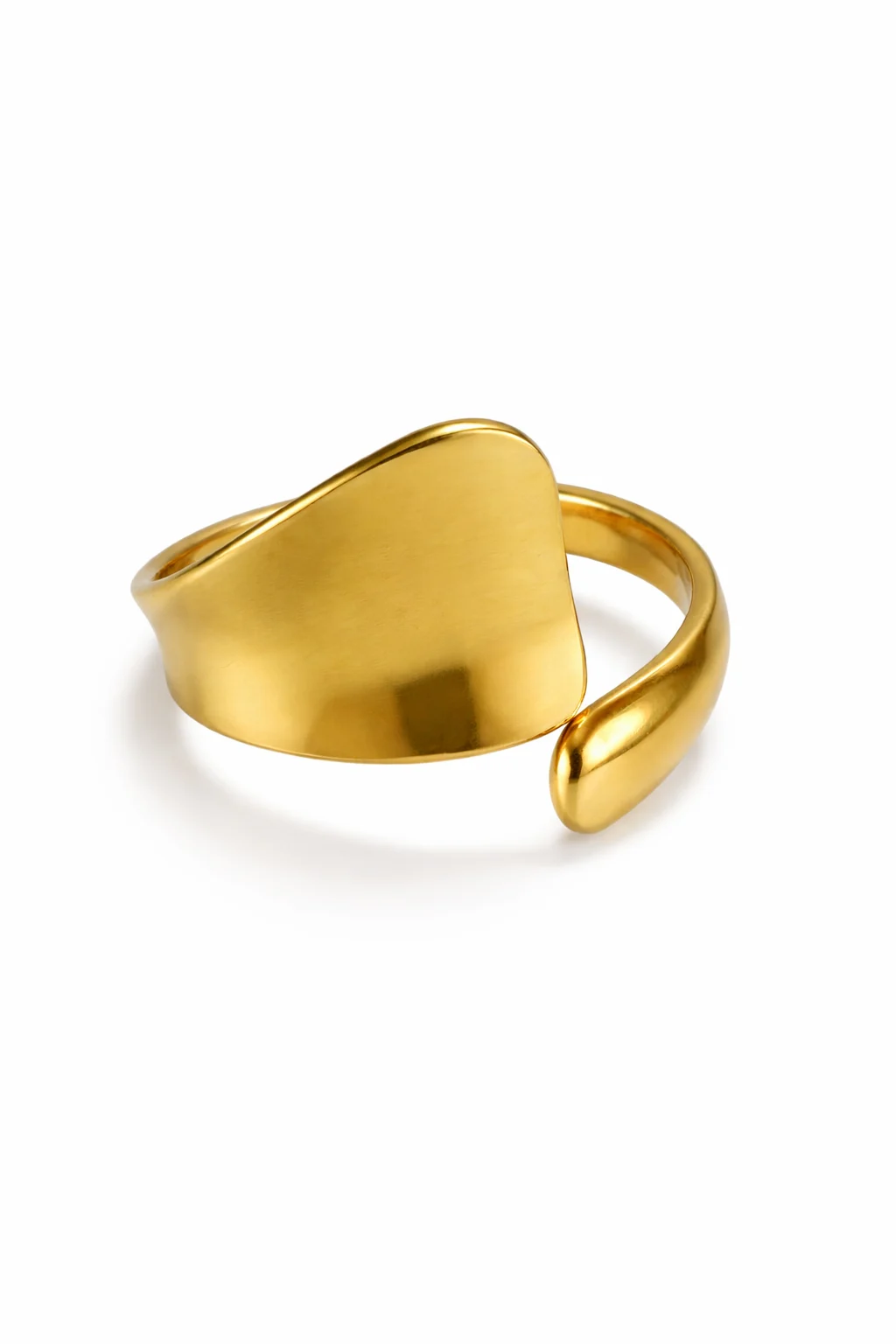 Anillo Cala dorado de acero inoxidable ajustable sobre fondo blanco