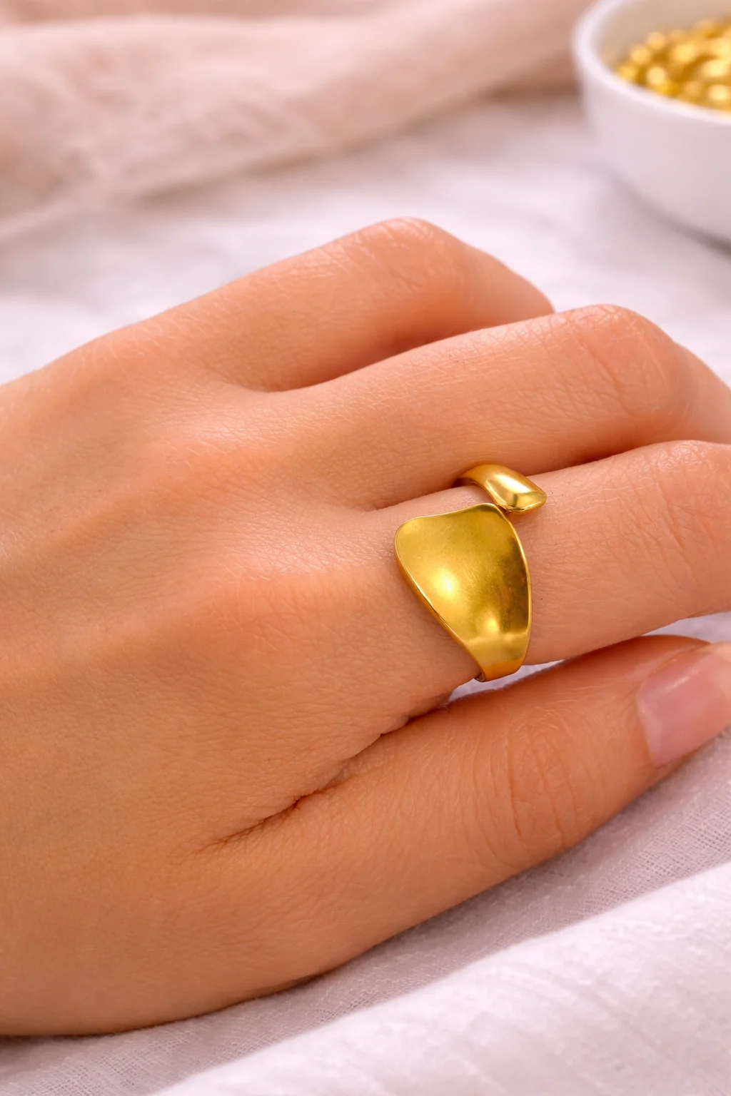 Anillo Cala dorado ajustable de acero inoxidable puesto en la mano