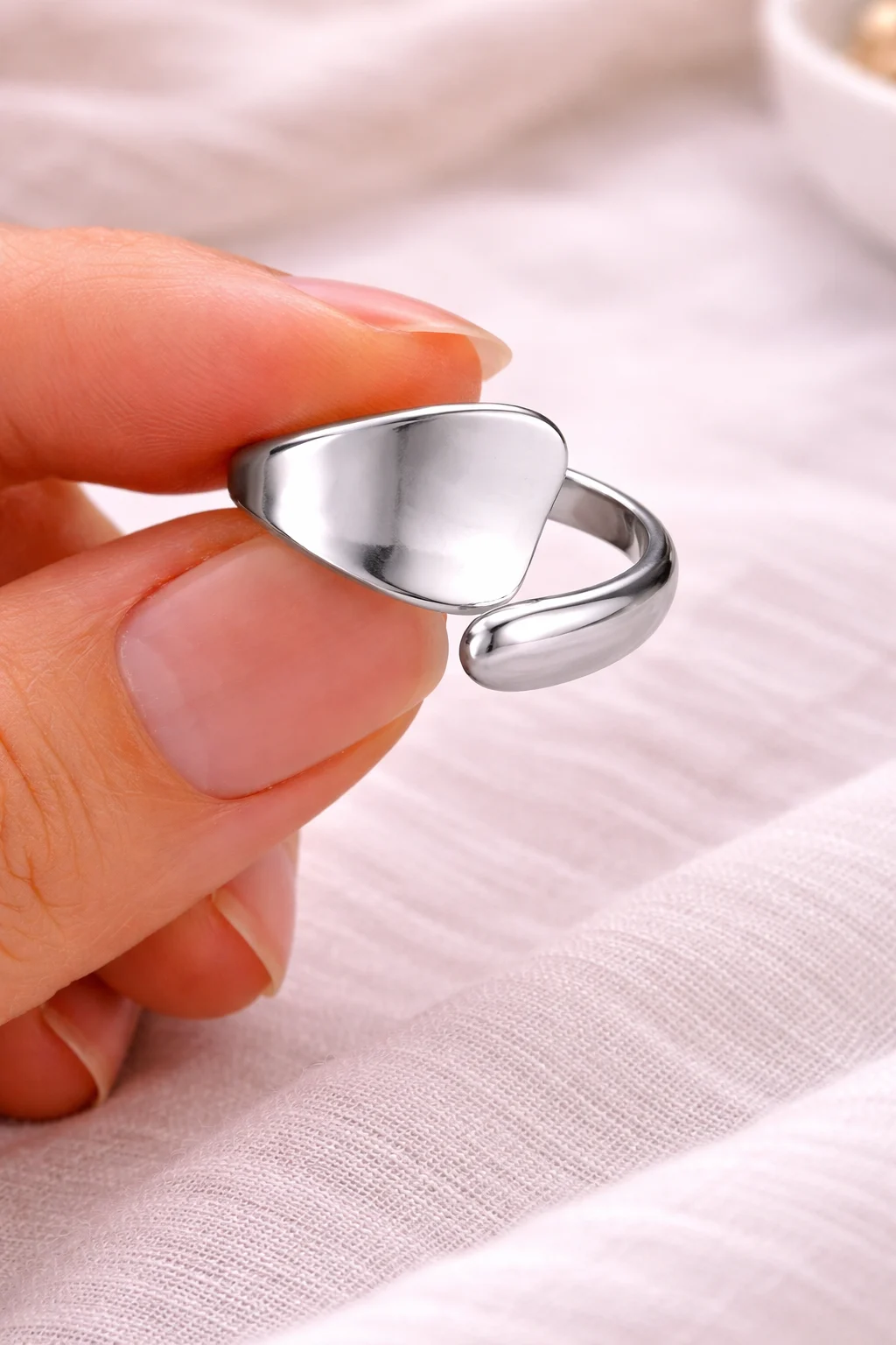 Anillo Cala plateado ajustable de acero inoxidable puesto en la mano