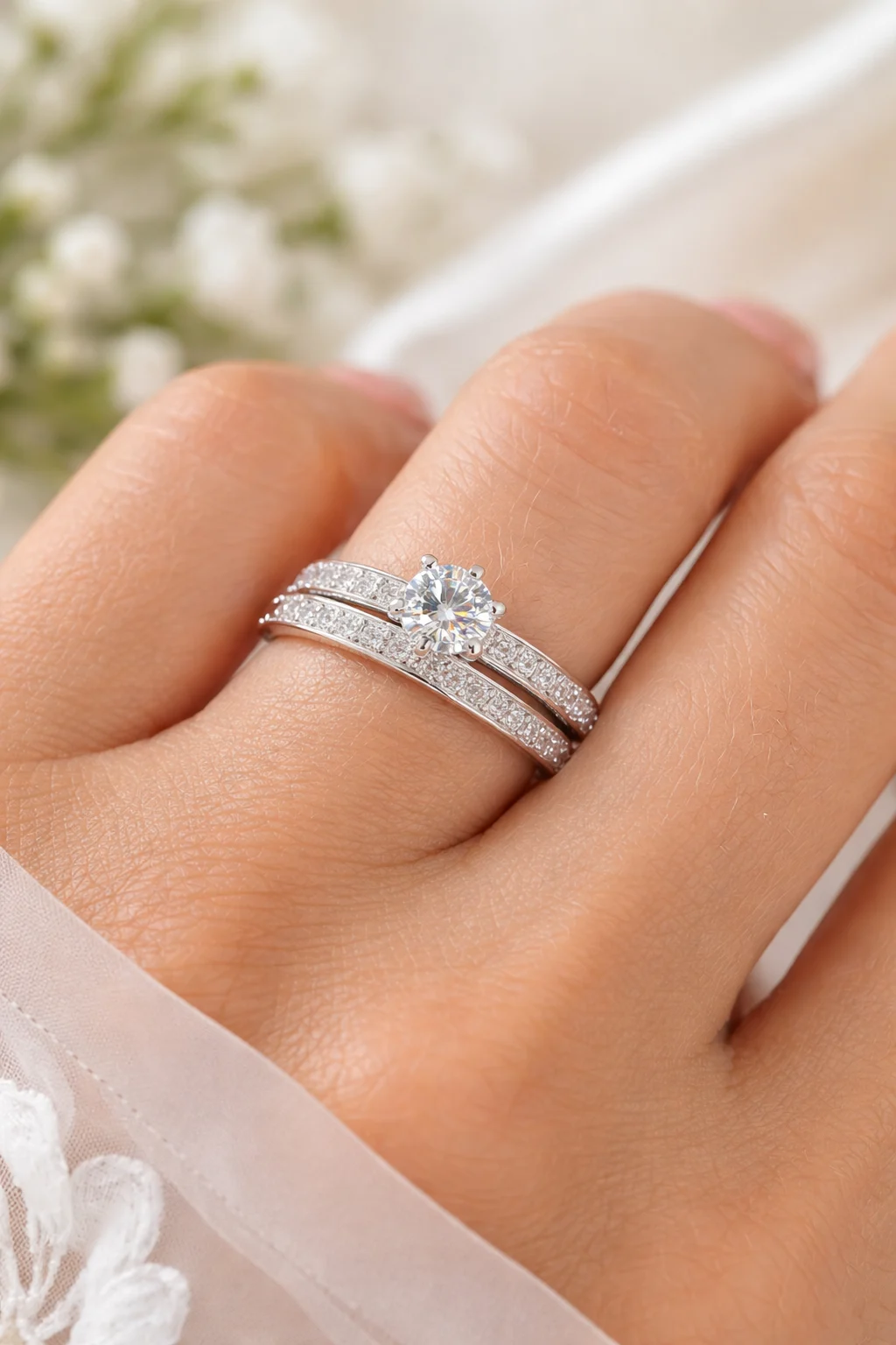 Anillo Dúo Luma plata 925 con circonitas puesto en la mano