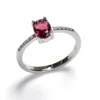Anillo Luma Pink de plata de ley 925 con piedra rosa ovalada y circonitas
