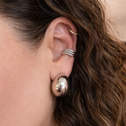 pendientes Nara acero inoxidable plateado puestos en oreja estilo elegante