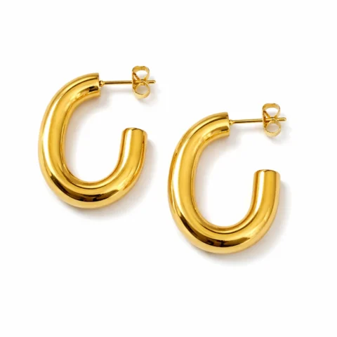 Aros Alba dorados de acero inoxidable sobre fondo blanco