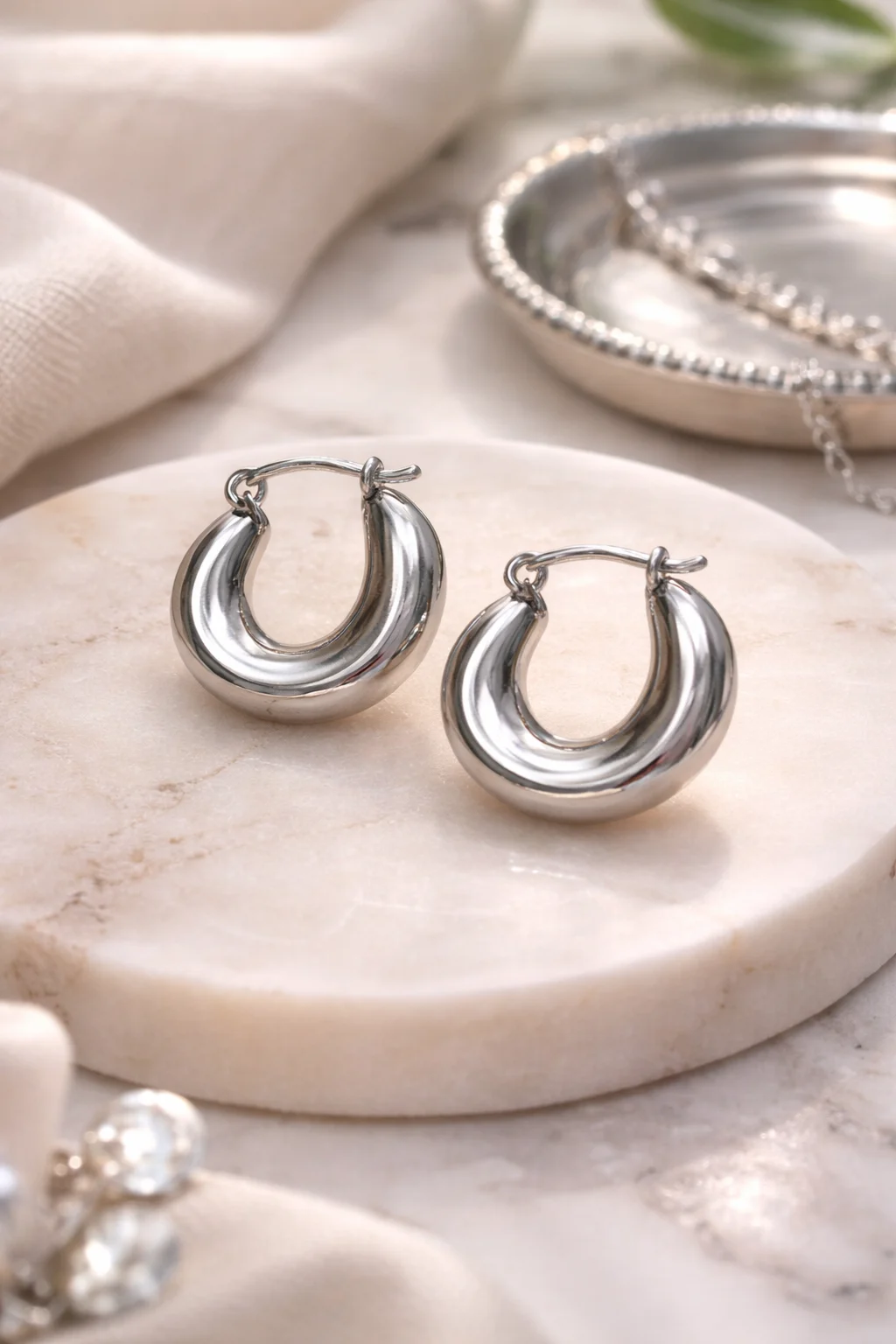 Pendientes Duna plateados en escaparate elegante de joyería