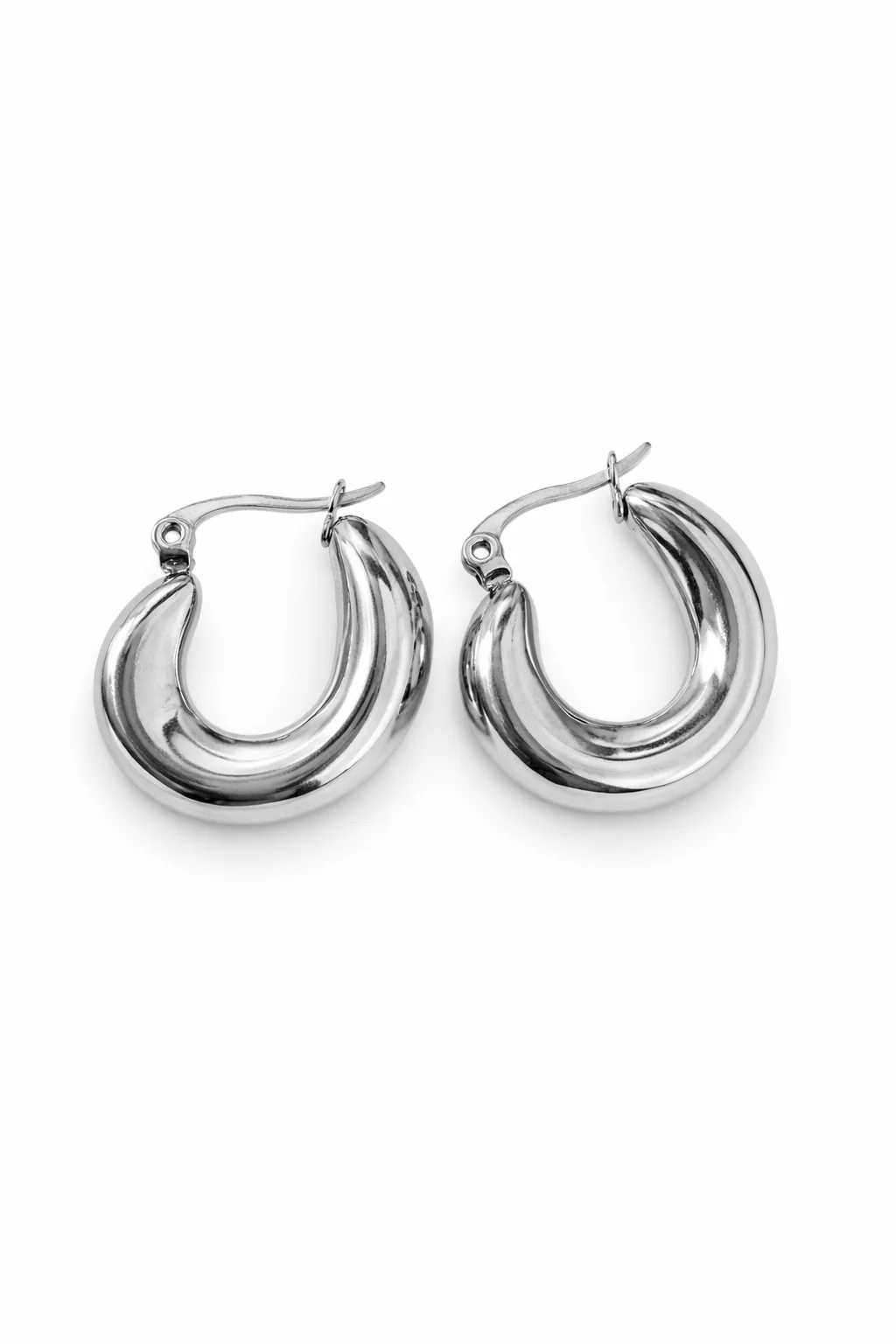 Pendientes Duna plateados de acero inoxidable sobre fondo blanco