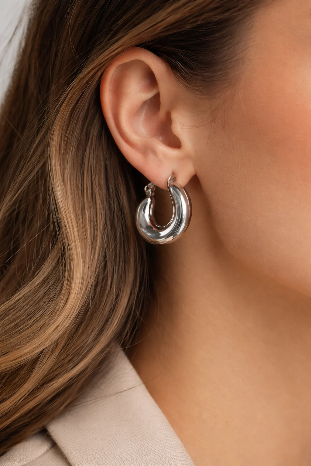 Pendientes Duna plateados puestos en oreja aro grueso elegante