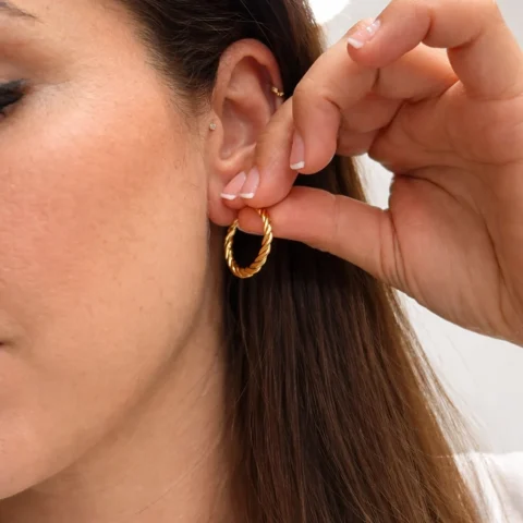 Aros Trenza dorados puestos en la oreja estilo elegante