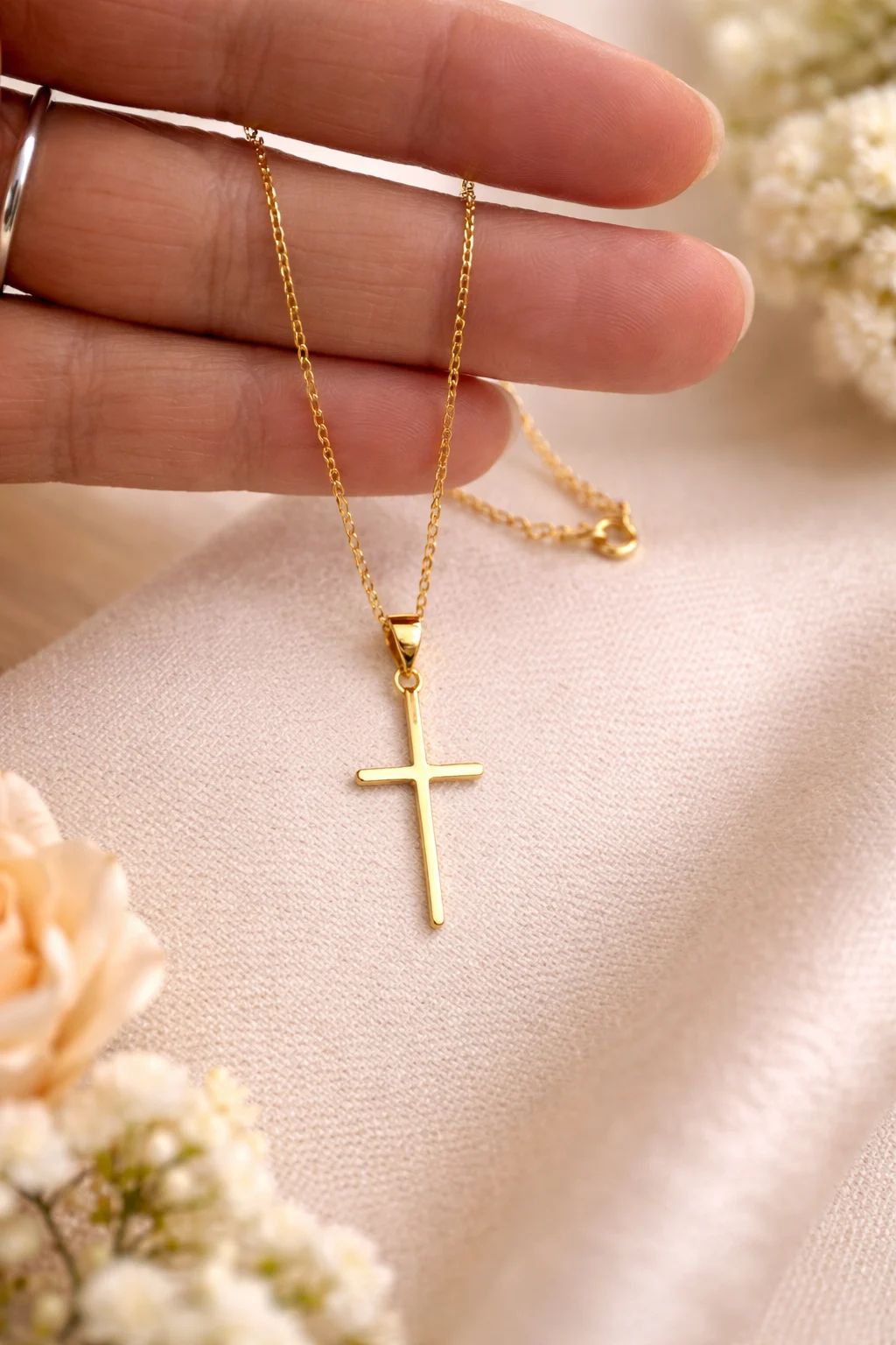 Cadena Cruz Pure Oro de plata 925 sostenida en la mano