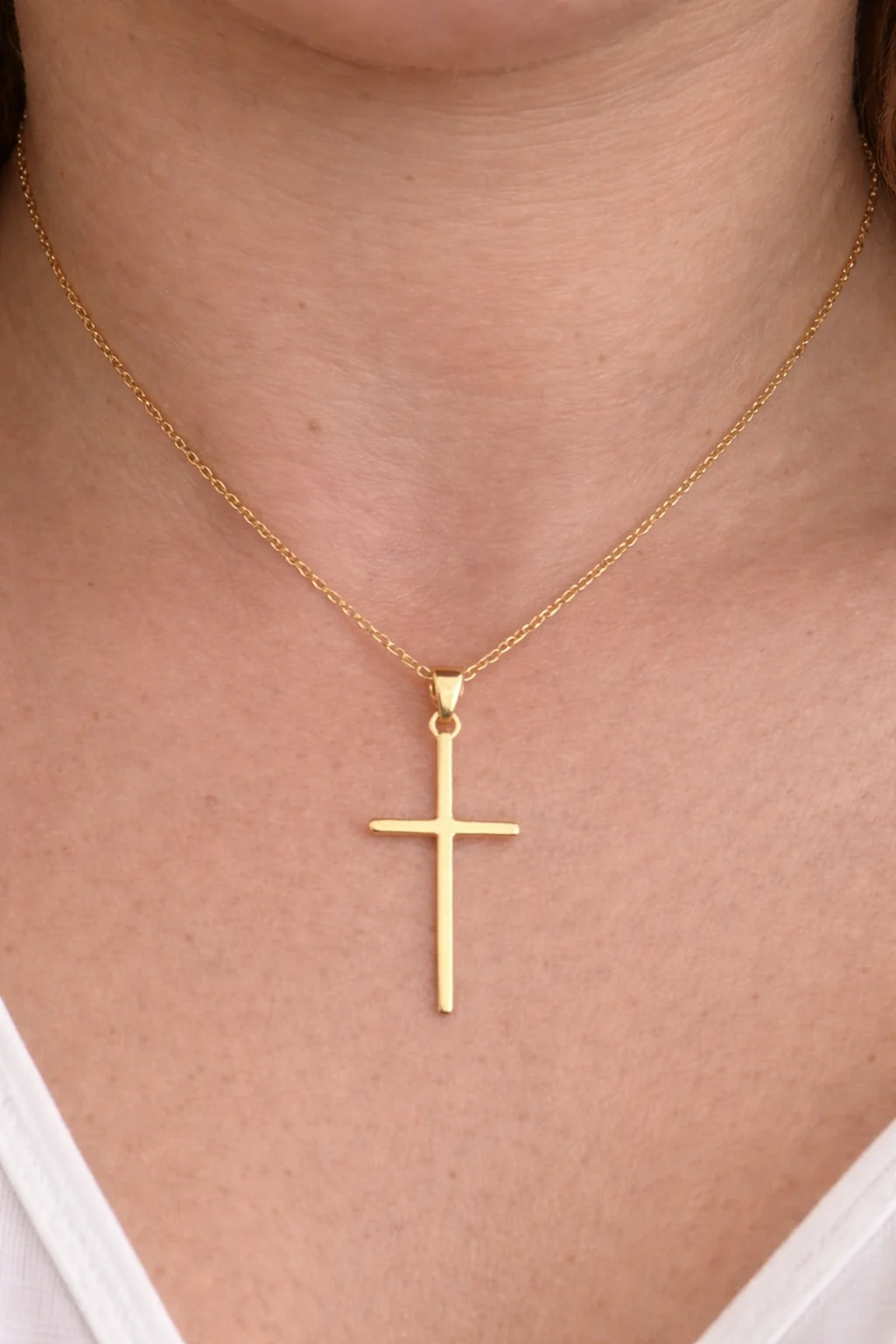 Cadena Cruz Pure Oro de plata 925 con baño de oro puesta en el cuello