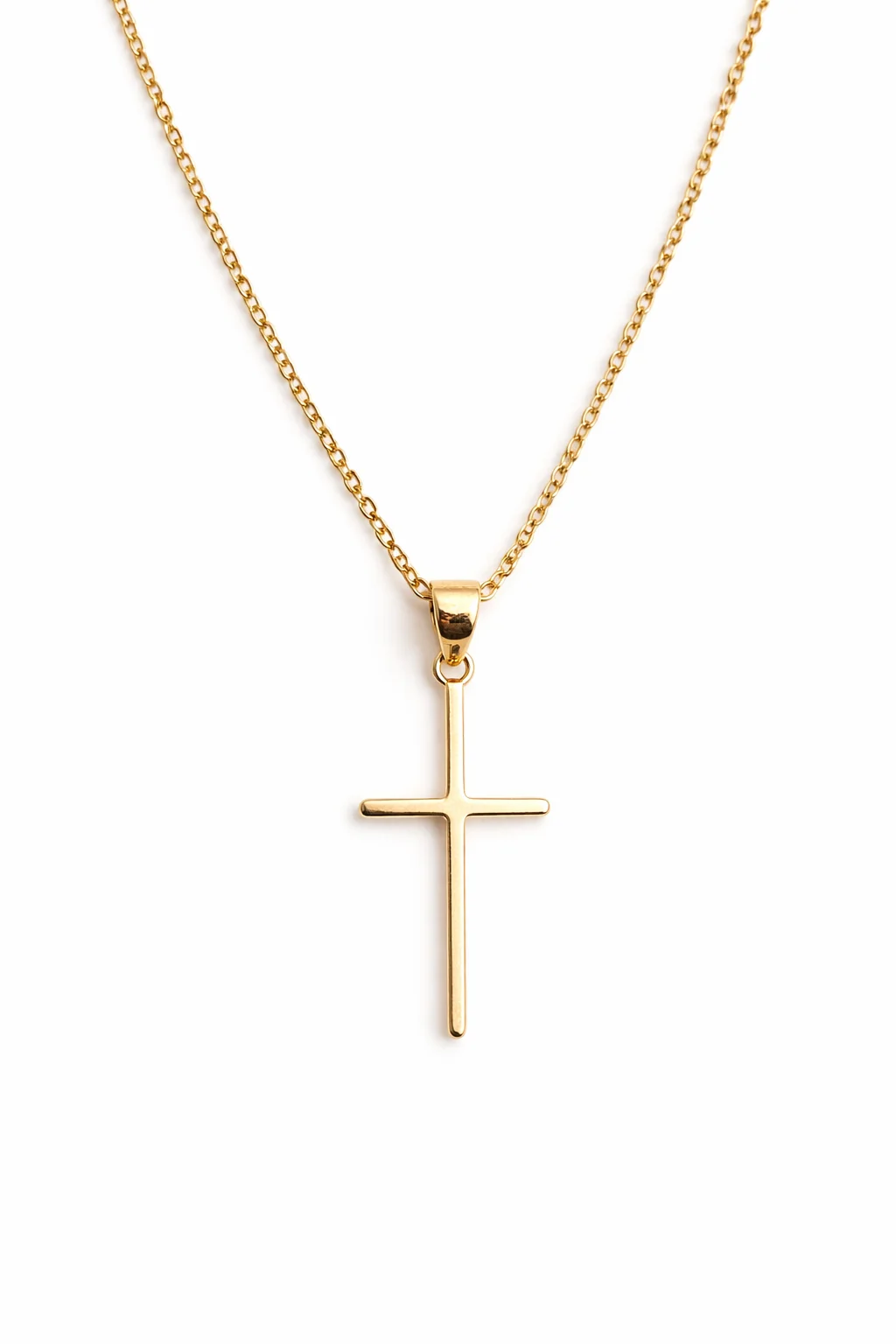Cadena Cruz Pure Oro de plata 925 con baño de oro sobre fondo blanco