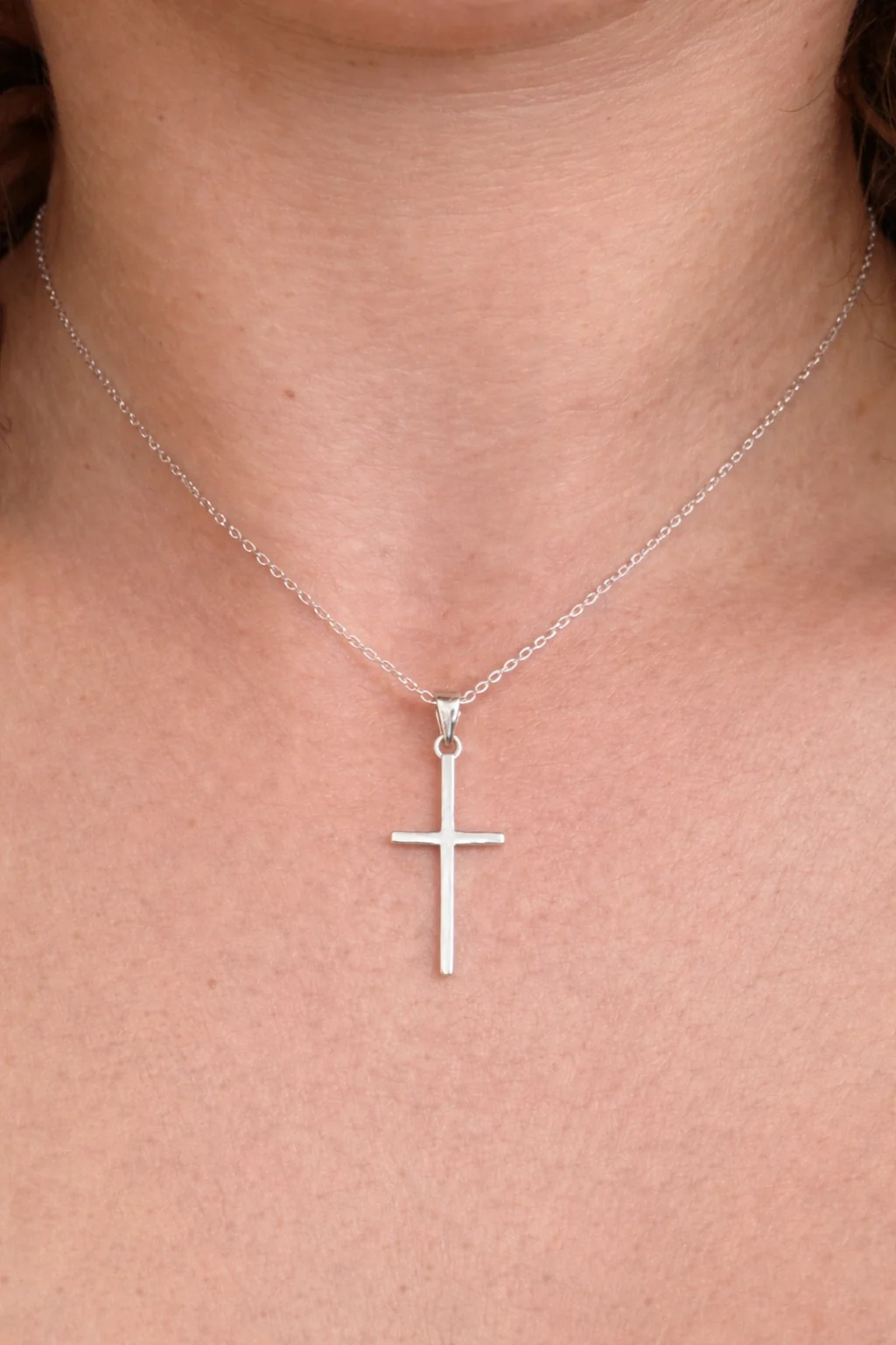 Cadena Cruz Pure Plata de plata 925 puesta en el cuello