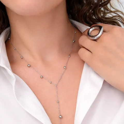 collar aurora plateado acero inoxidable puesto en cuello diseño elegante con caída en Y