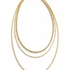 Collar Nova Triple dorado de acero inoxidable con tres cadenas sobre fondo blanco