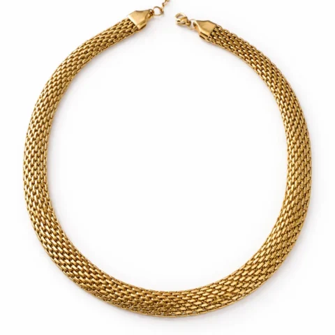 Collar dorado tipo malla en acero inoxidable sobre fondo blanco