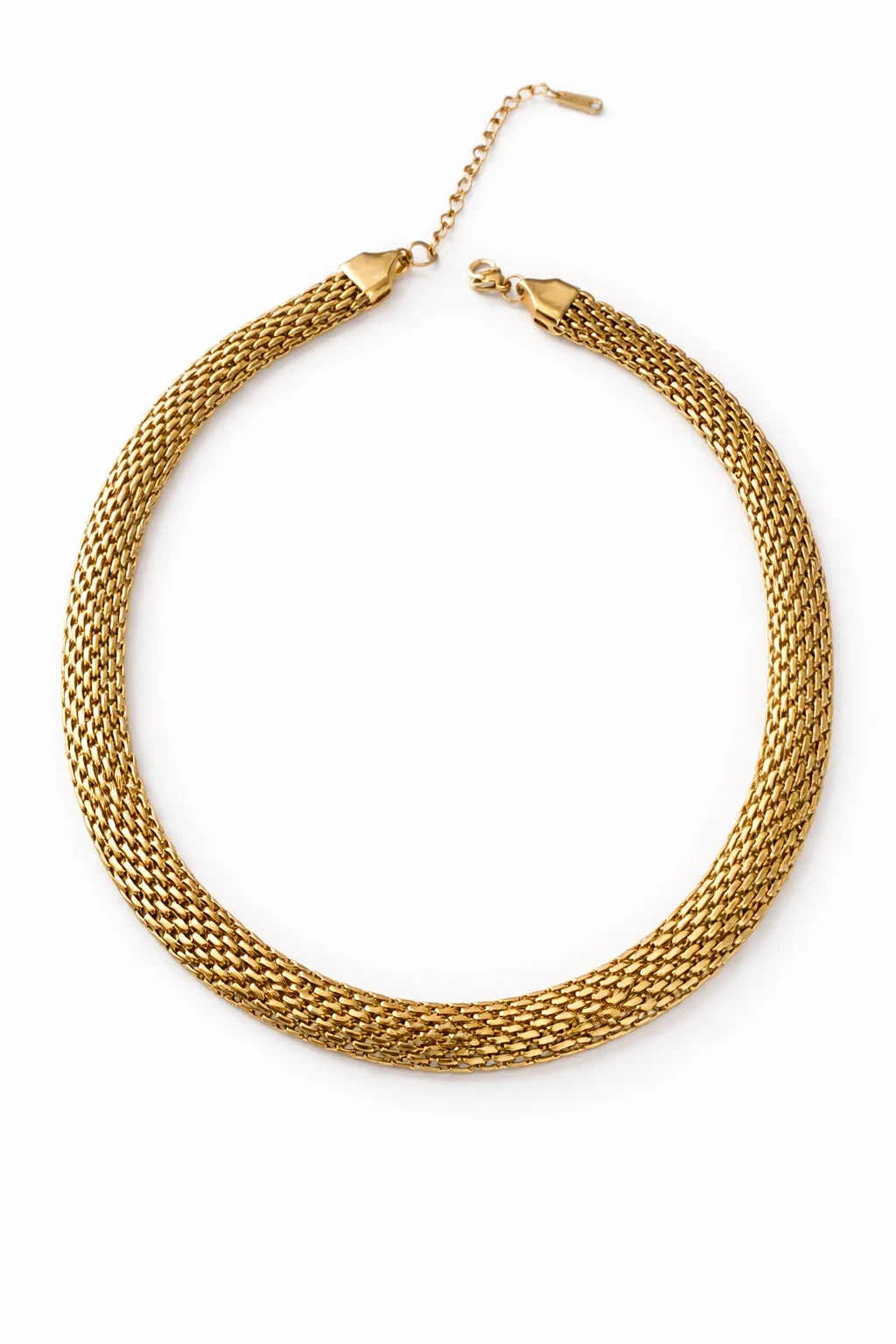 Collar dorado tipo malla en acero inoxidable sobre fondo blanco