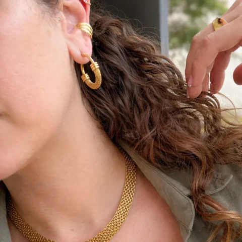 Collar dorado tipo malla ajustado al cuello con acabado elegante