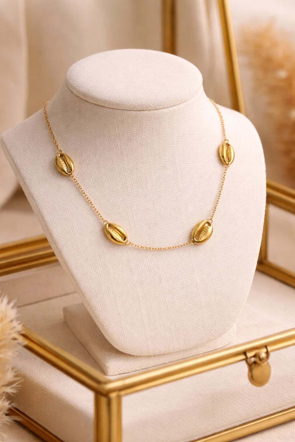 Collar Nerea en expositor elegante