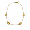 Collar Nerea con conchas doradas sobre fondo blanco