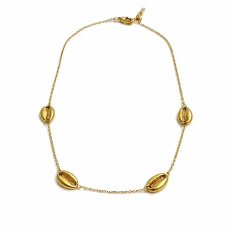 Collar Nerea con conchas doradas sobre fondo blanco