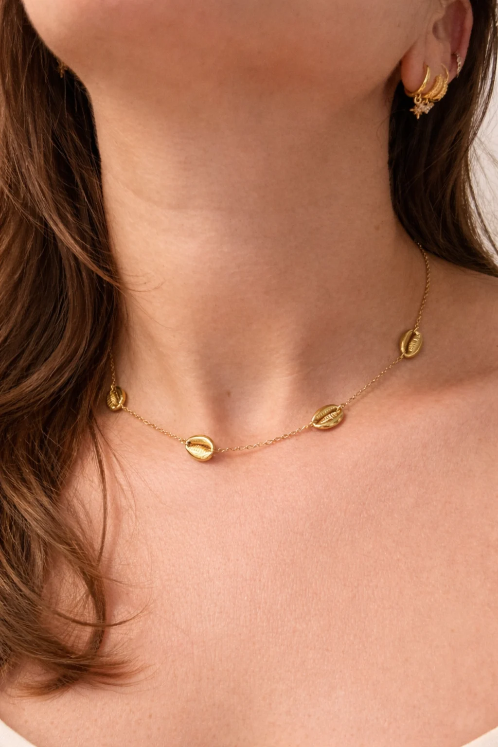 Collar Nerea con conchas doradas puesto en el cuello