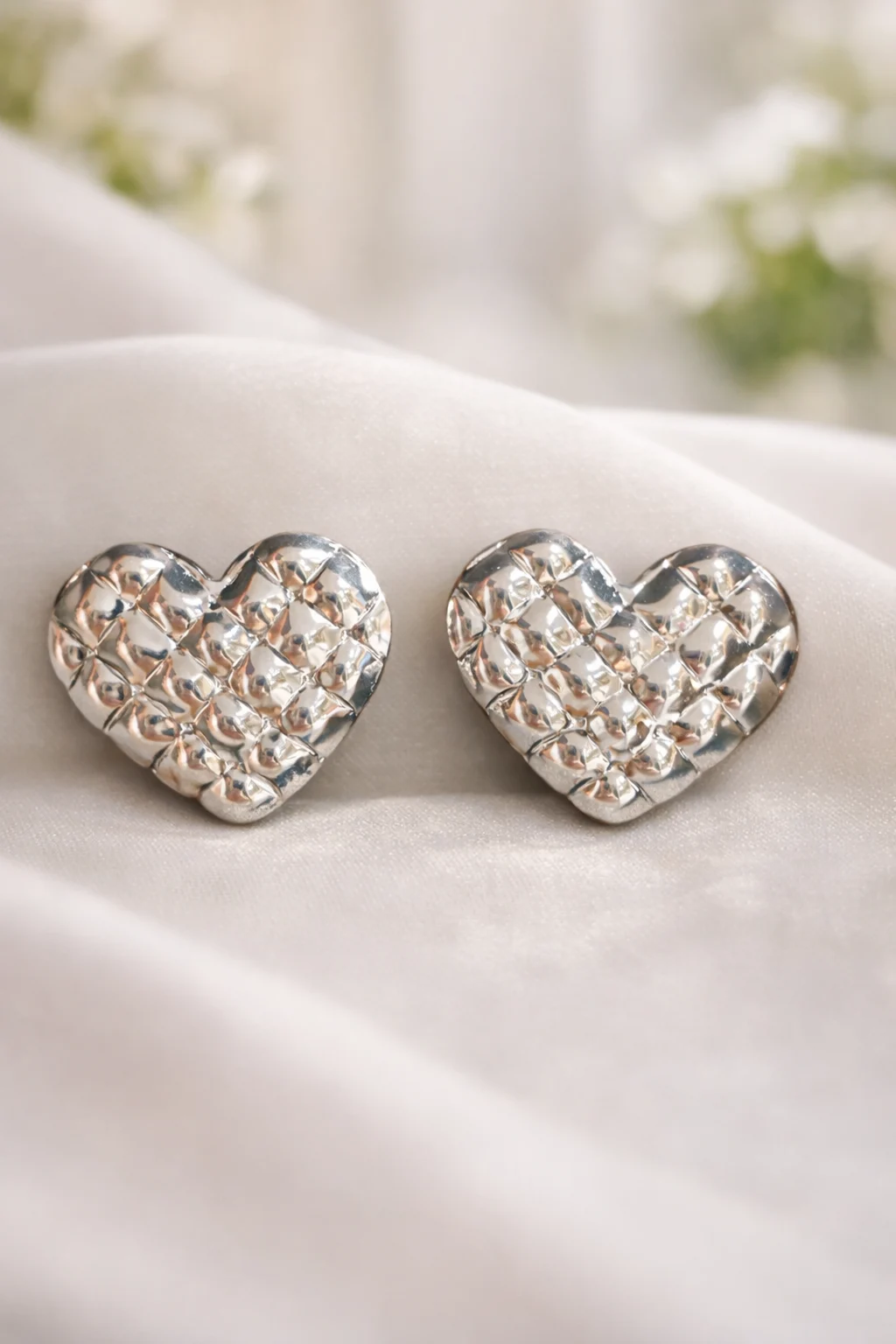 pendientes Love Patraix corazón plateados de acero inoxidable sobre fondo natural