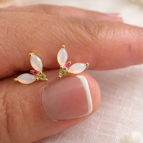 Pendientes Bloom Opal oro de plata 925 sostenidos en la mano