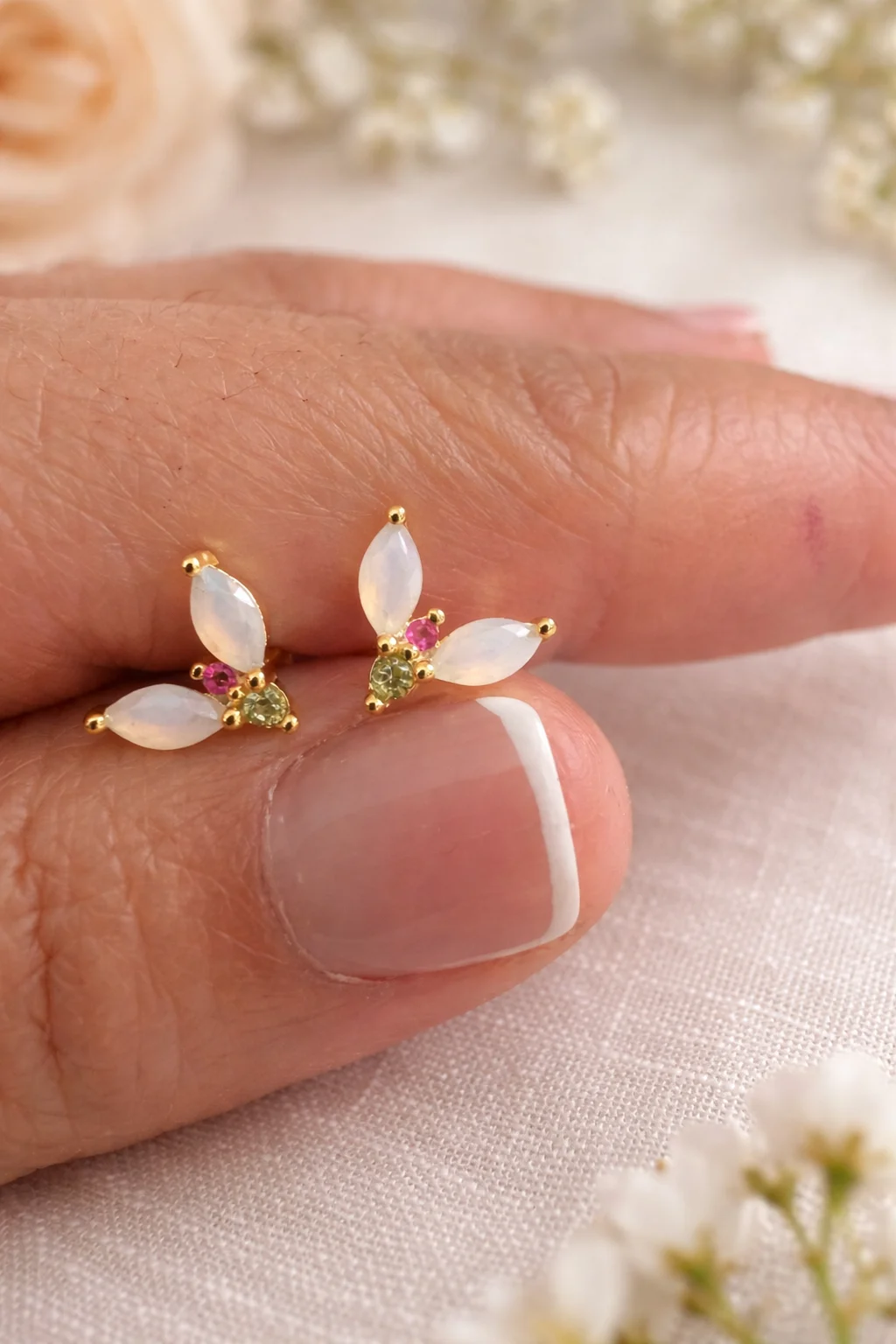 Pendientes Bloom Opal oro de plata 925 sostenidos en la mano