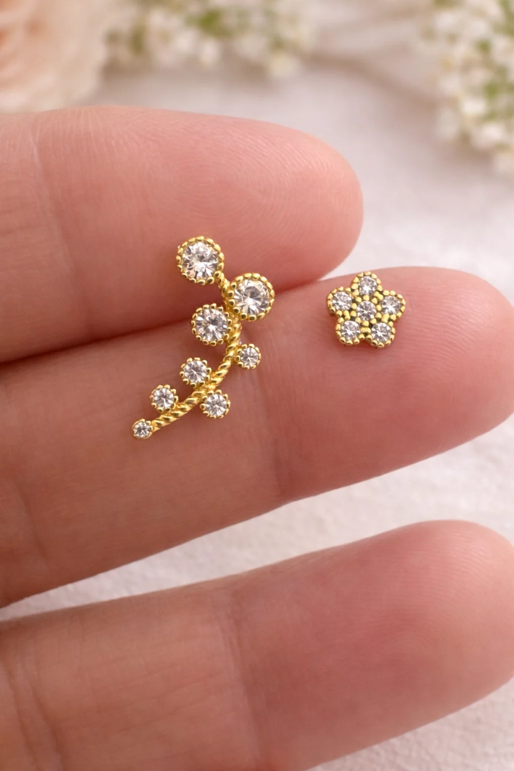 Pendientes Dúo Bloom Oro de plata 925 sostenidos en la mano