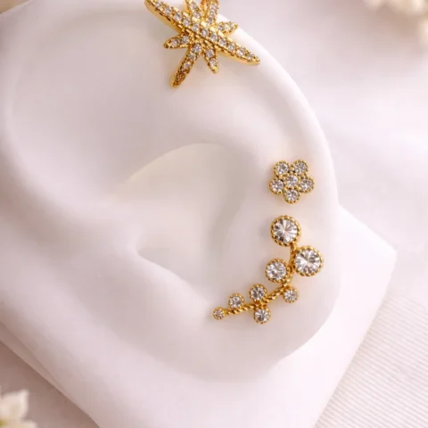 Pendientes Dúo Bloom Oro de plata 925 asimétricos puestos en la oreja