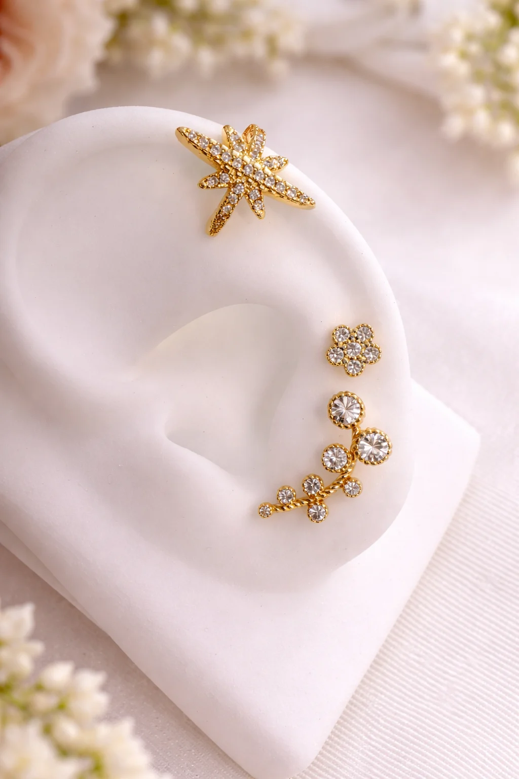 Pendientes Dúo Bloom Oro de plata 925 asimétricos puestos en la oreja