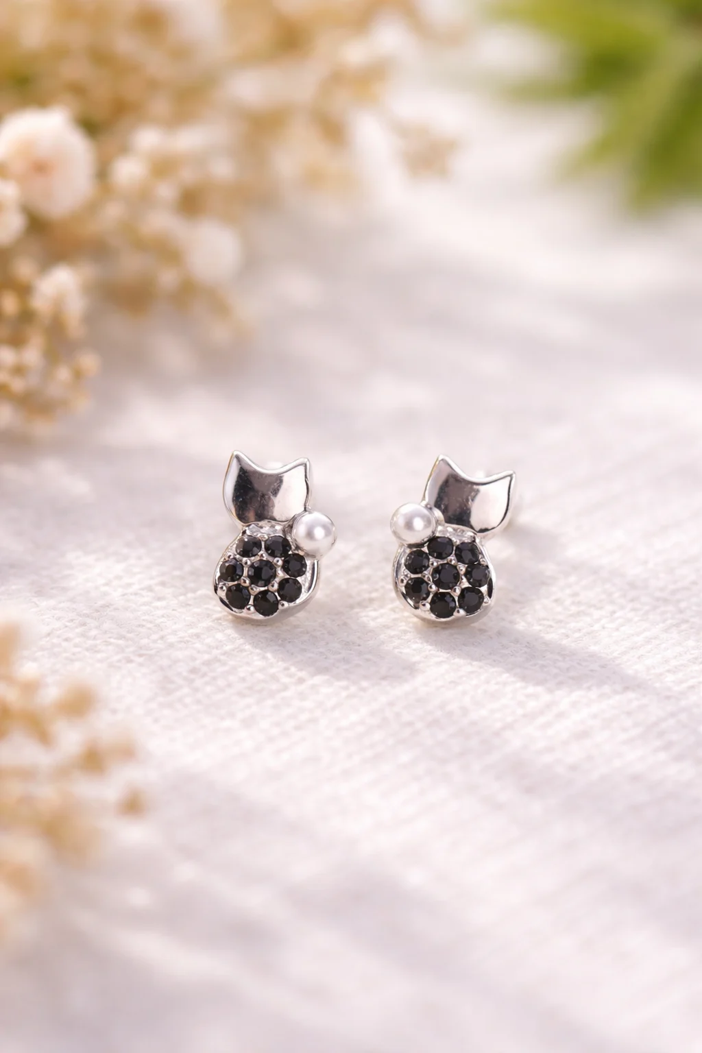pendientes mini gato plata 925 con circonitas negras y perla fondo natural
