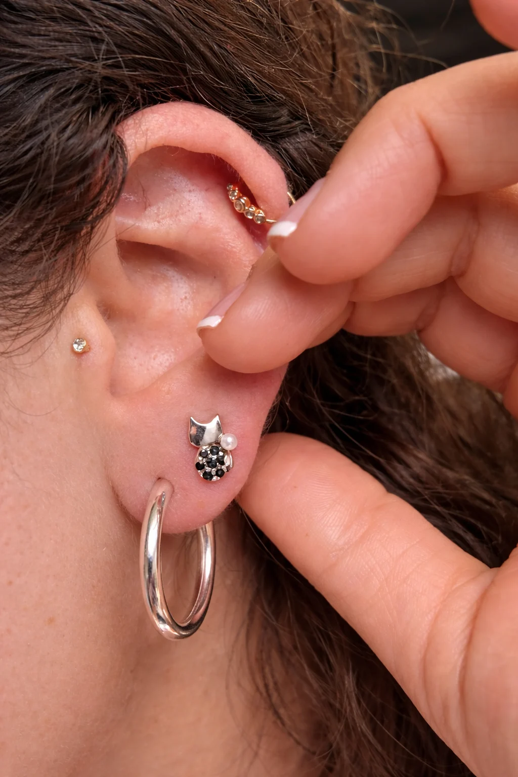 Pendientes mini gato plata 925 con circonitas negras y perla puestos en oreja