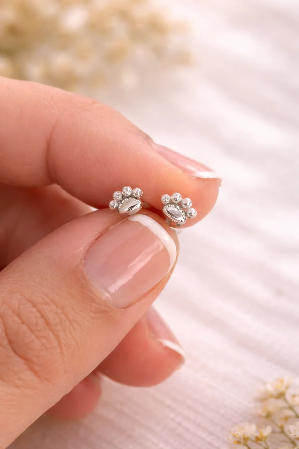 Pendientes huella plata 925 con perlas tamaño pequeño en mano