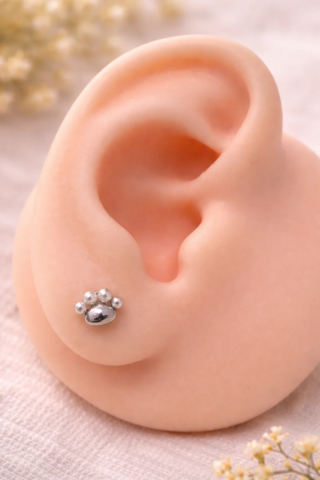 Pendientes huella plata 925 con perlas puestos en oreja estilo delicado