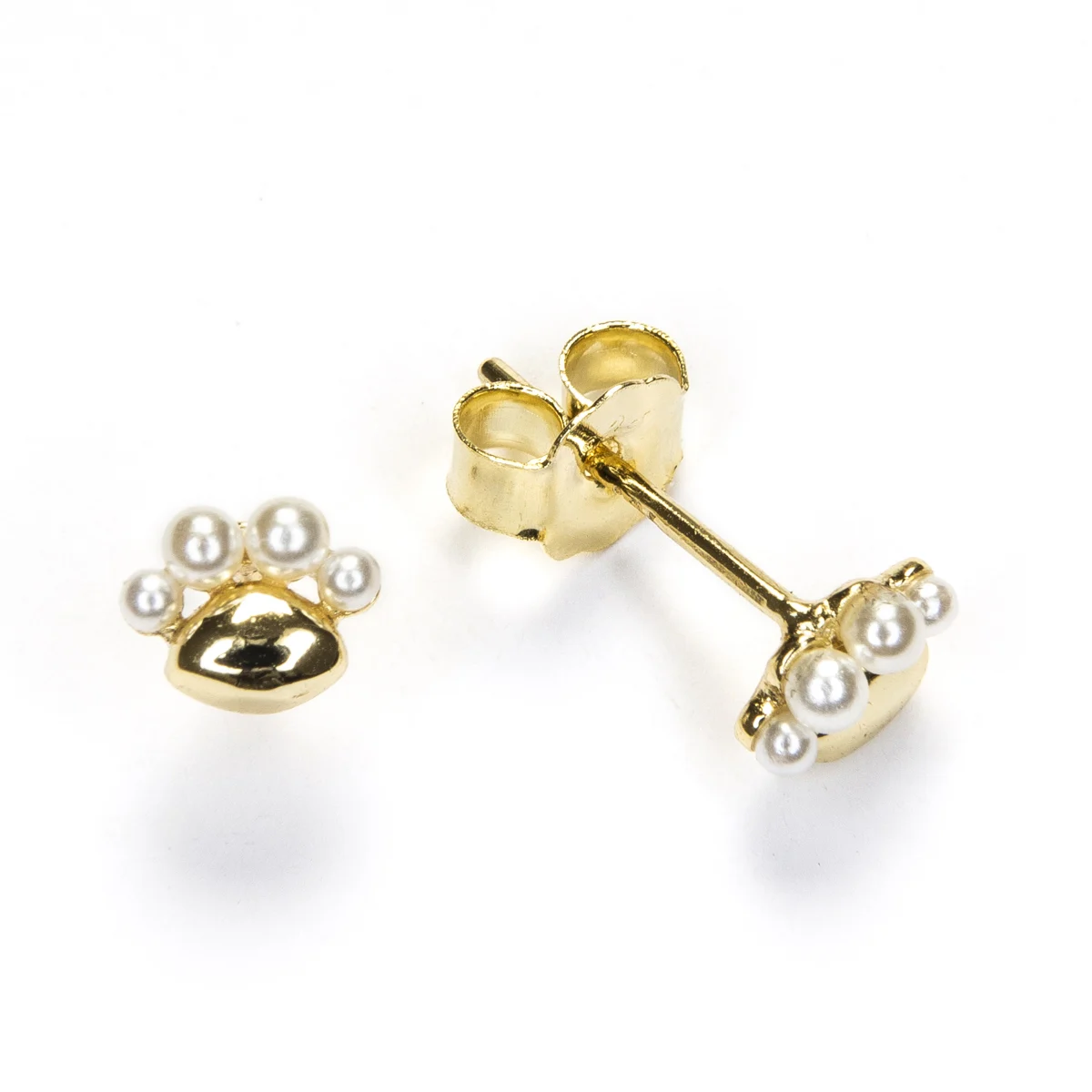 Pendientes mini huella con perlas en plata 925 bañada en oro sobre fondo blanco