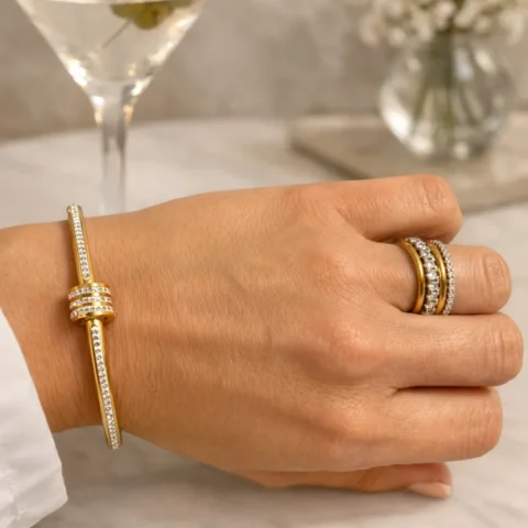 Pulsera Clou dorada de acero inoxidable con circonitas puesta en la muñeca