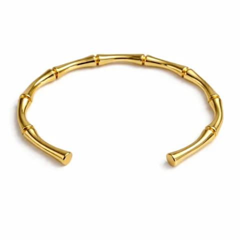 Pulsera Elara dorada de acero inoxidable con diseño inspirado en bambú sobre fondo blanco.