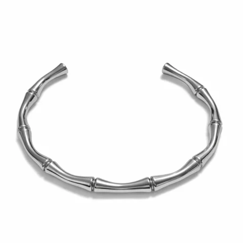 Pulsera Elara plateada de acero inoxidable con diseño bambú sobre fondo blanco.