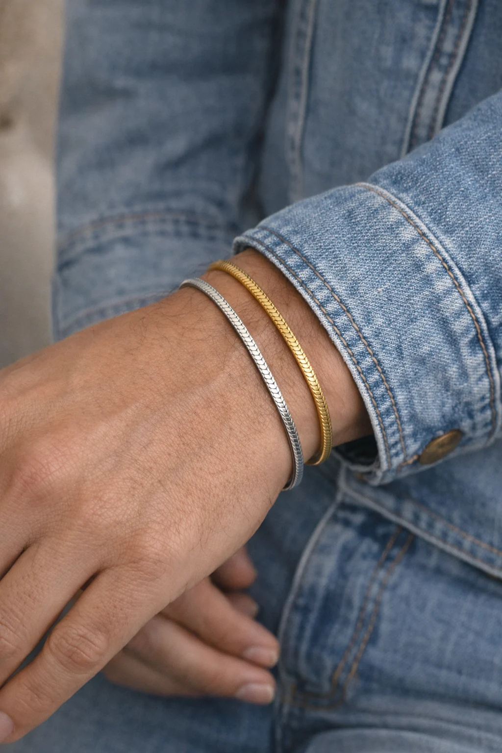 Pulsera Lira de acero inoxidable oro y plata puesta en muñeca de hombre