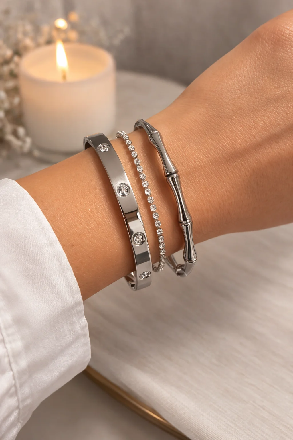 Pulsera Lumi con combinación de pulseras de acero inoxidable plata estilo minimalista en la muñeca