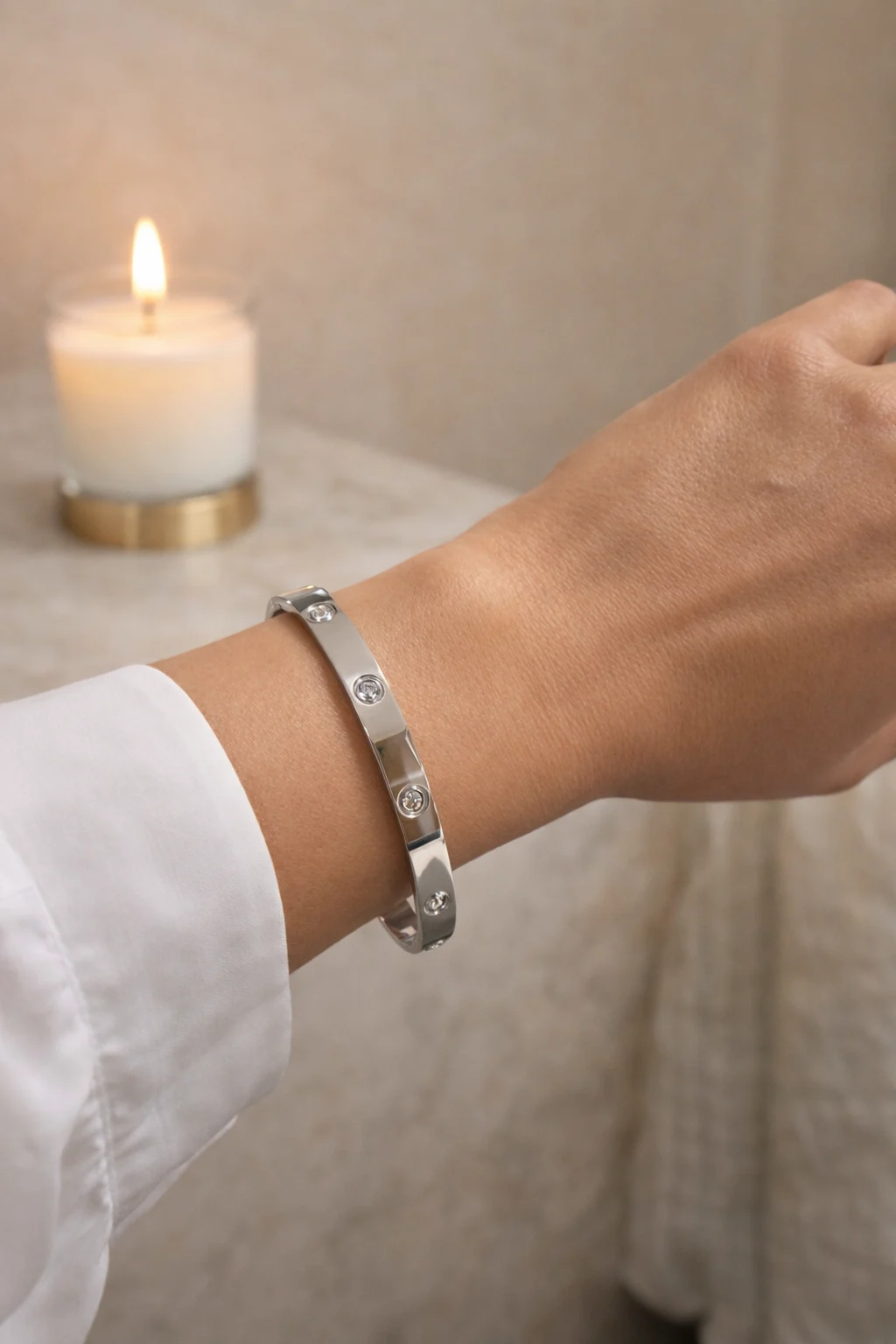 Pulsera Lumi de acero inoxidable plata con circonitas puesta en la muñeca