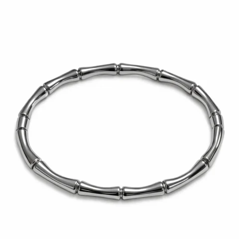 Pulsera Velia de acero inoxidable plateada con diseño inspirado en bambú sobre fondo blanco.