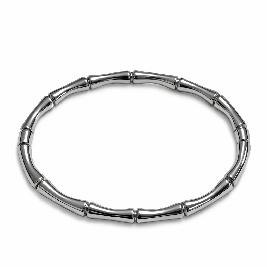 Pulsera Velia de acero inoxidable plateada con diseño inspirado en bambú sobre fondo blanco.
