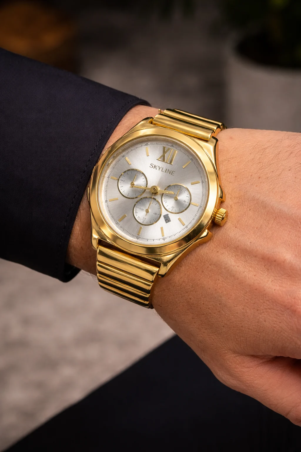 reloj skyline classic horizon gold de acero inoxidable dorado puesto en muñeca de hombre