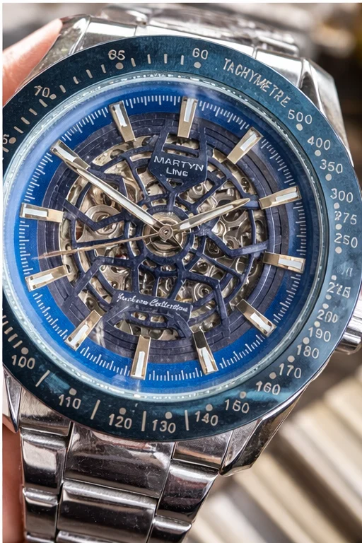 Detalle del reloj automático Martyn Line Horizon Blue con esfera skeleton azul y mecanismo visible