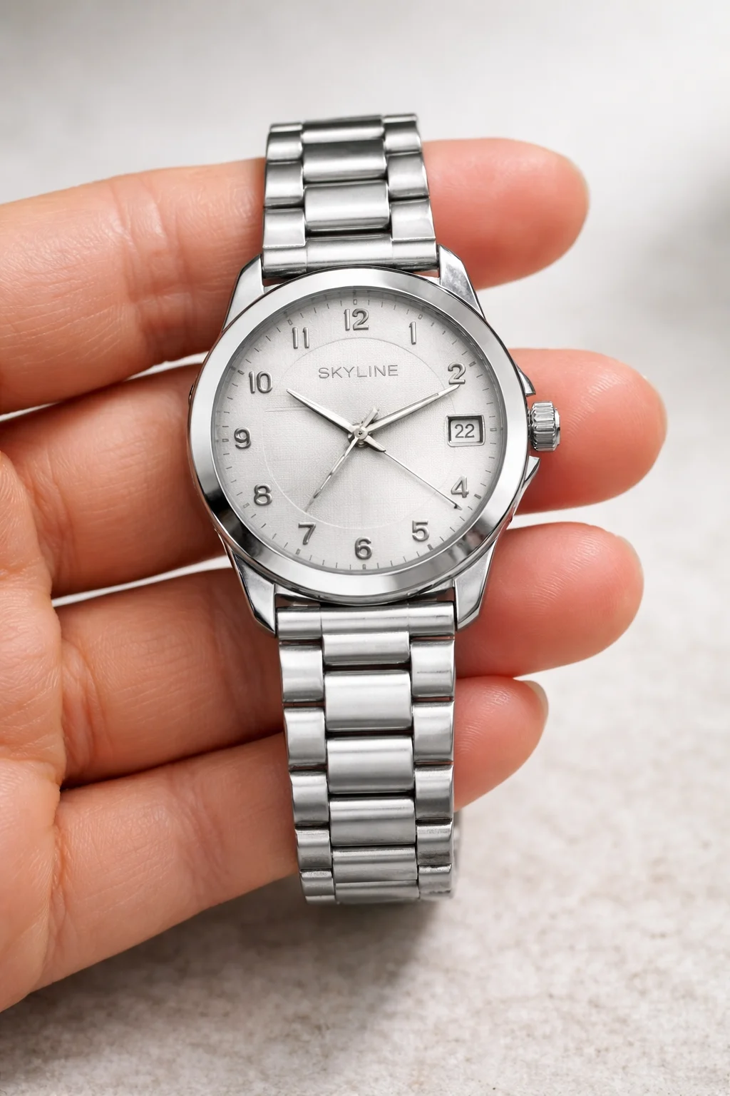 reloj Skyline Línea Steel acero inoxidable mujer en mano