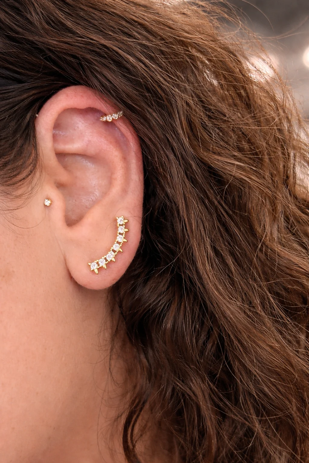 trepador curve plateado de acero inoxidable puesto en la oreja